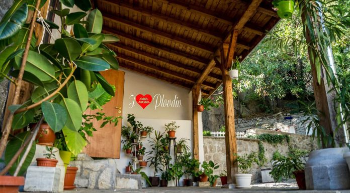 Зора: Забравената от властта улица в Стария Пловдив Зора: Забравената от властта улица в Стария Пловдив