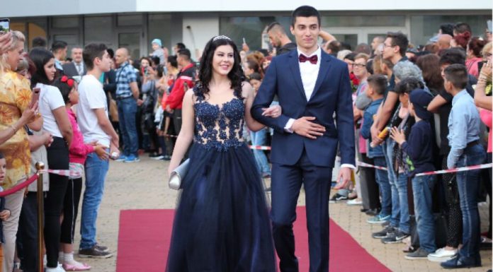 Абитуриенти празнуват Бал 2020 в Пловдив Абитуриенти празнуват Бал 2020 в Пловдив