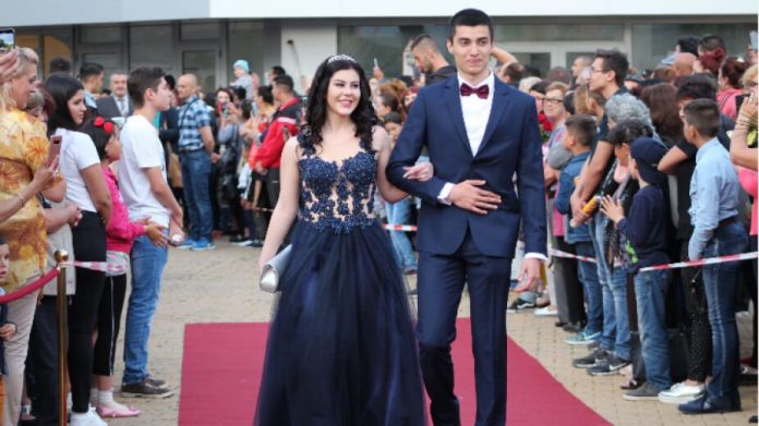 абитуриенти-празнуват-бал-2020-в-пловдив-0.jpg Абитуриенти празнуват Бал 2020 в Пловдив