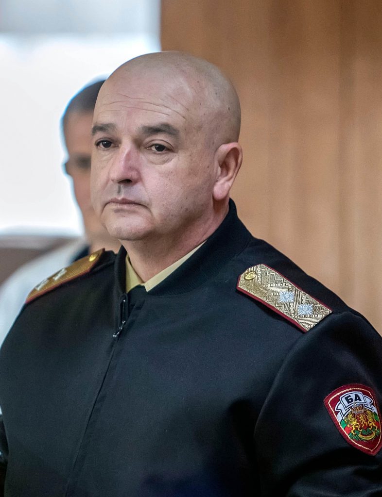 Метаморфозата на генерала от пагона към костюма