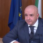 Метаморфозата на генерала от пагона към костюма