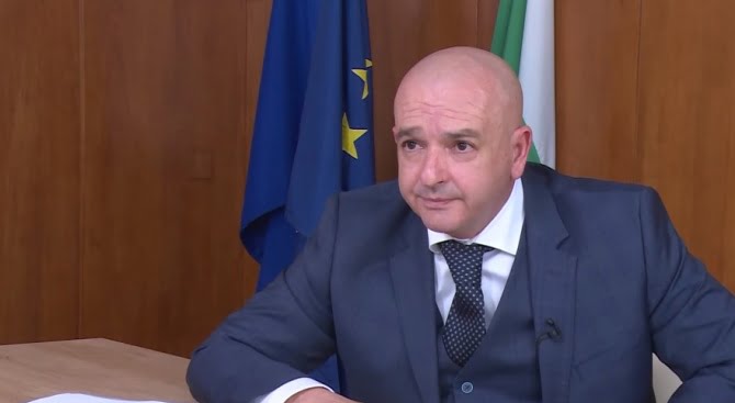 Метаморфозата на генерала от пагона към костюма