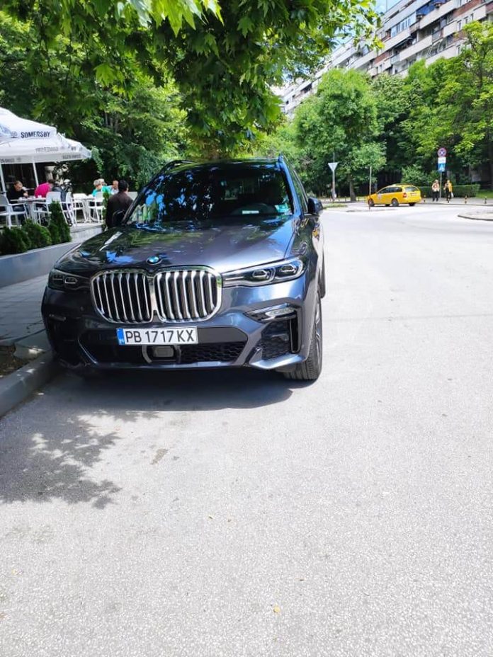 Общинско БМВ спря да си хапне тортичка в Пловдив