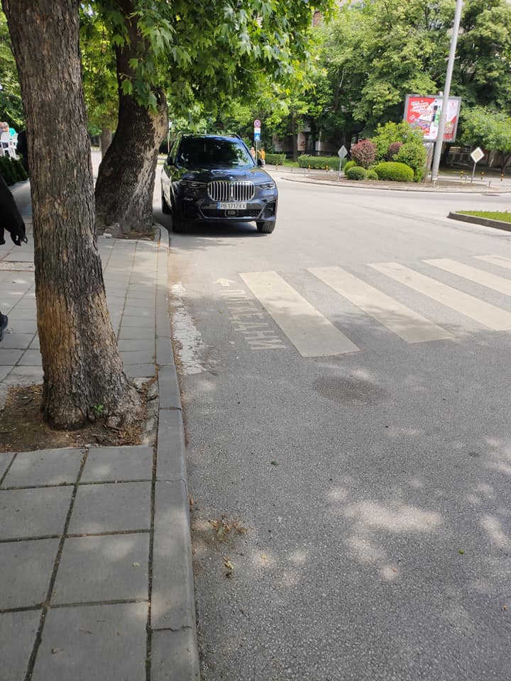 Общинско БМВ спря да си хапне тортичка в Пловдив