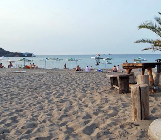 Скандално! “Евтини” барбарони на български плаж СНИМКИ