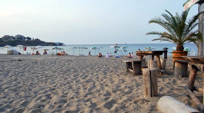 Скандално! “Евтини” барбарони на български плаж СНИМКИ