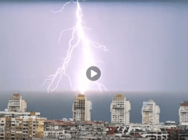 Светкавица заснета на видео удря блок в София Светкавица заснета на видео удря блок в София