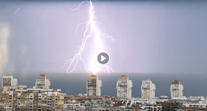 Светкавица заснета на видео удря блок в София Светкавица заснета на видео удря блок в София