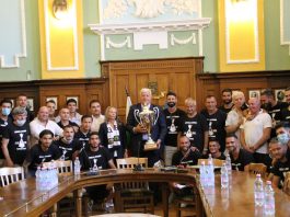 Локомотив Пловдив вдигнаха купата в Общината Локомотив Пловдив вдигнаха купата в Общината СНИМКИ