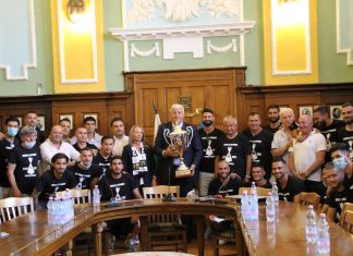 Локомотив Пловдив вдигнаха купата в Общината Локомотив Пловдив вдигнаха купата в Общината СНИМКИ