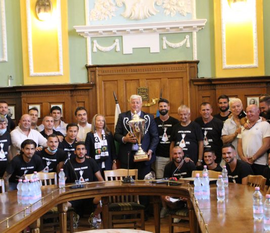 Локомотив Пловдив вдигнаха купата в Общината Локомотив Пловдив вдигнаха купата в Общината СНИМКИ