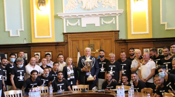 Локомотив Пловдив вдигнаха купата в Общината Локомотив Пловдив вдигнаха купата в Общината СНИМКИ