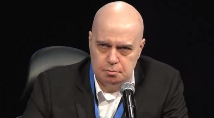 Край с 7/8 TV? Хората на Слави в паника СНИМКА Край с 7/8 TV? Хората на Слави в паника СНИМКА