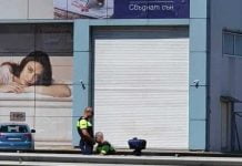 Полицаи щракнати на снимка между пътните платна Полицаи щракнати на снимка между пътните платна