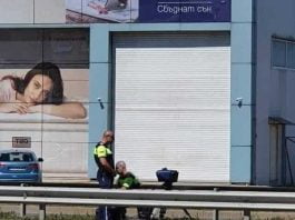 Полицаи щракнати на снимка между пътните платна Полицаи щракнати на снимка между пътните платна