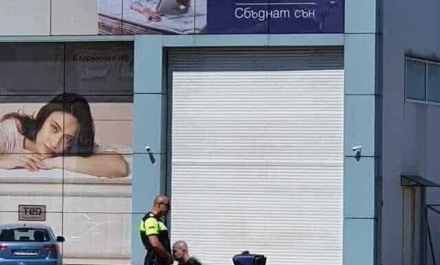 Полицаи щракнати на снимка между пътните платна Полицаи щракнати на снимка между пътните платна