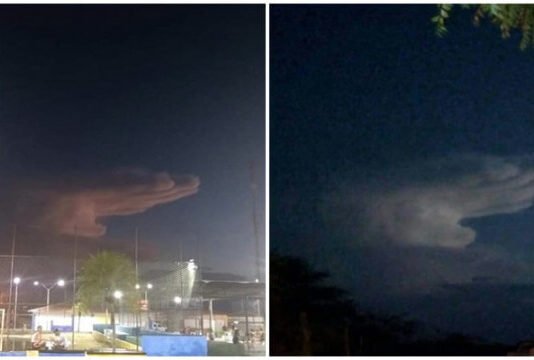 Ръката на Бога се показа от небето Ръката на Бога се показа от небето