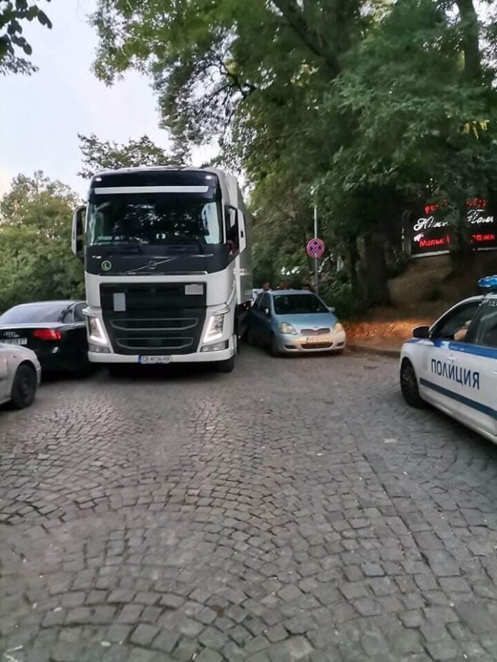 ТИР заседна в неправилно спрели коли на Бунарджика ТИР заседна в неправилно спрели коли на Бунарджика