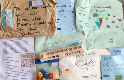 „Деца – слънца“ с пожелания за Коледа от много страни