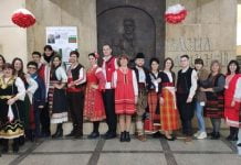 Пловдивско училище отбеляза Трети март с национални носии Пловдивско училище отбеляза Трети март с национални носии