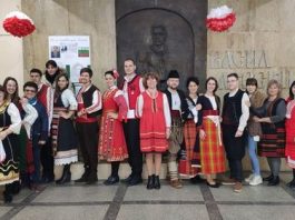 Пловдивско училище отбеляза Трети март с национални носии Пловдивско училище отбеляза Трети март с национални носии