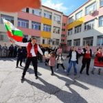 Пловдивско училище отбеляза Трети март с национални носии