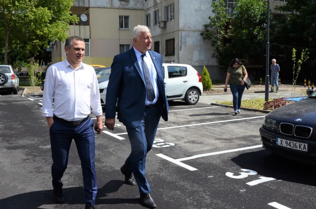 Спасиха дърветата на ул. Вършава от заповед на кмета