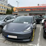 Лекси слагат скоби на коли спрели на паркинга на магазина