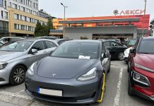 Лекси слагат скоби на коли спрели на паркинга на магазина Лекси слагат скоби на коли спрели на паркинга на магазина