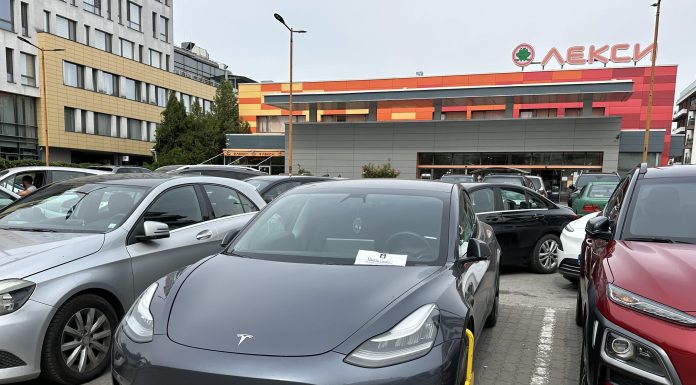 Лекси слагат скоби на коли спрели на паркинга на магазина Лекси слагат скоби на коли спрели на паркинга на магазина