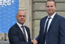 Кмет остави десетки деца без подаръци на коледно тържество Кмет остави десетки деца без подаръци на коледно тържество