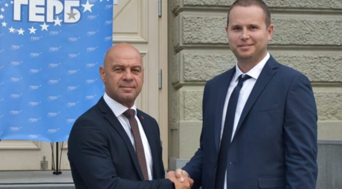 Кмет остави десетки деца без подаръци на коледно тържество Кмет остави десетки деца без подаръци на коледно тържество